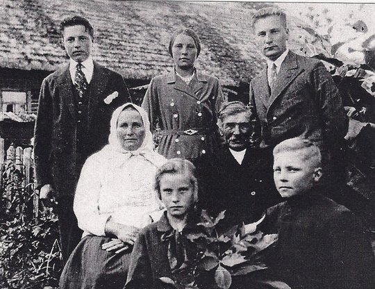 J. Meškauskas (stovi pirmas iš dešinės)  tėviškėje su artimaisiais